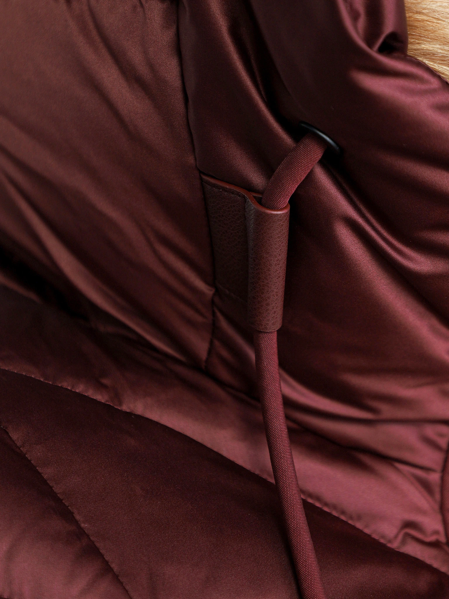 Пуховик бордового цвета с капюшоном